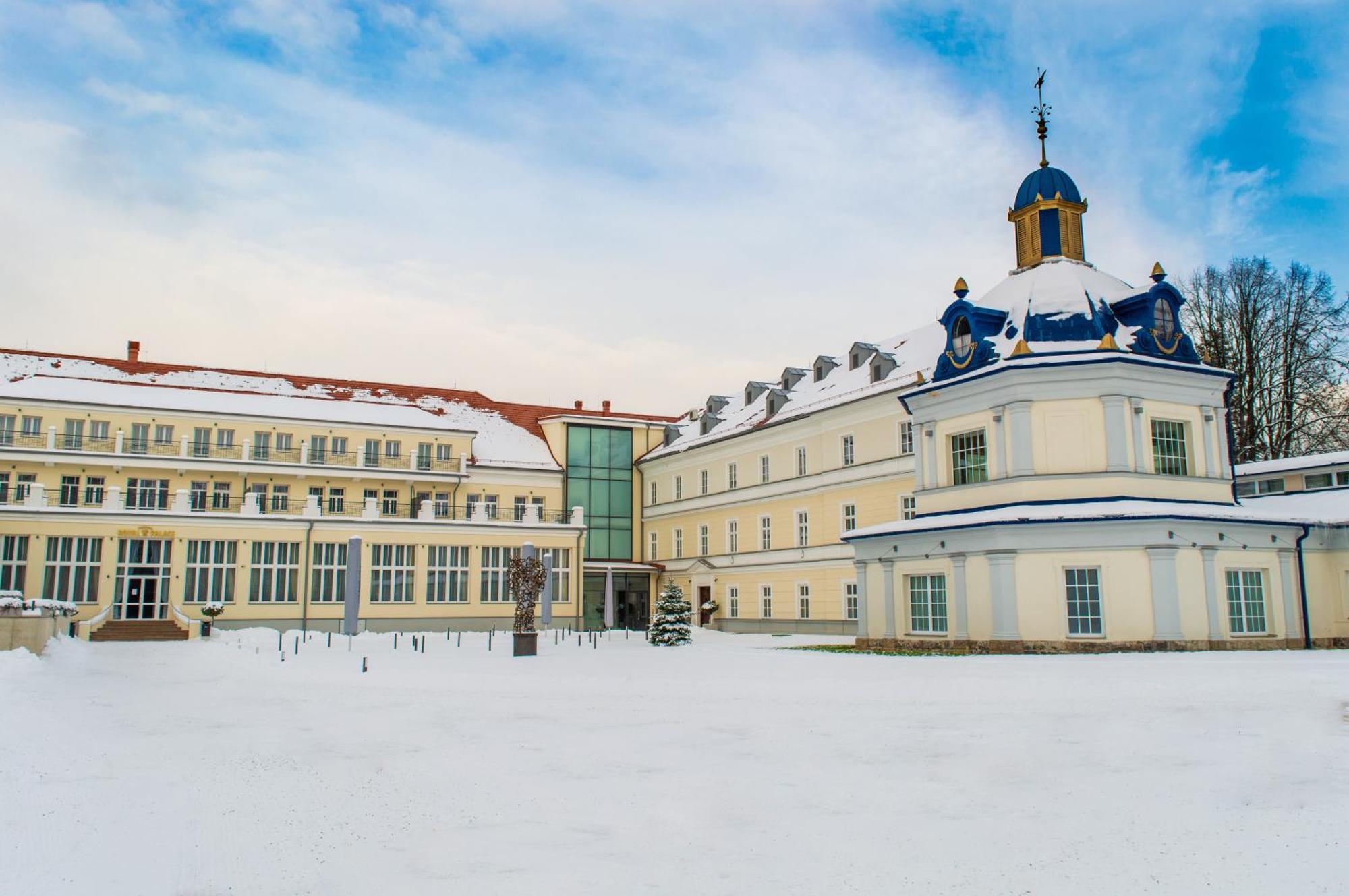 Royal Palace Турчьянске-Теплице Экстерьер фото