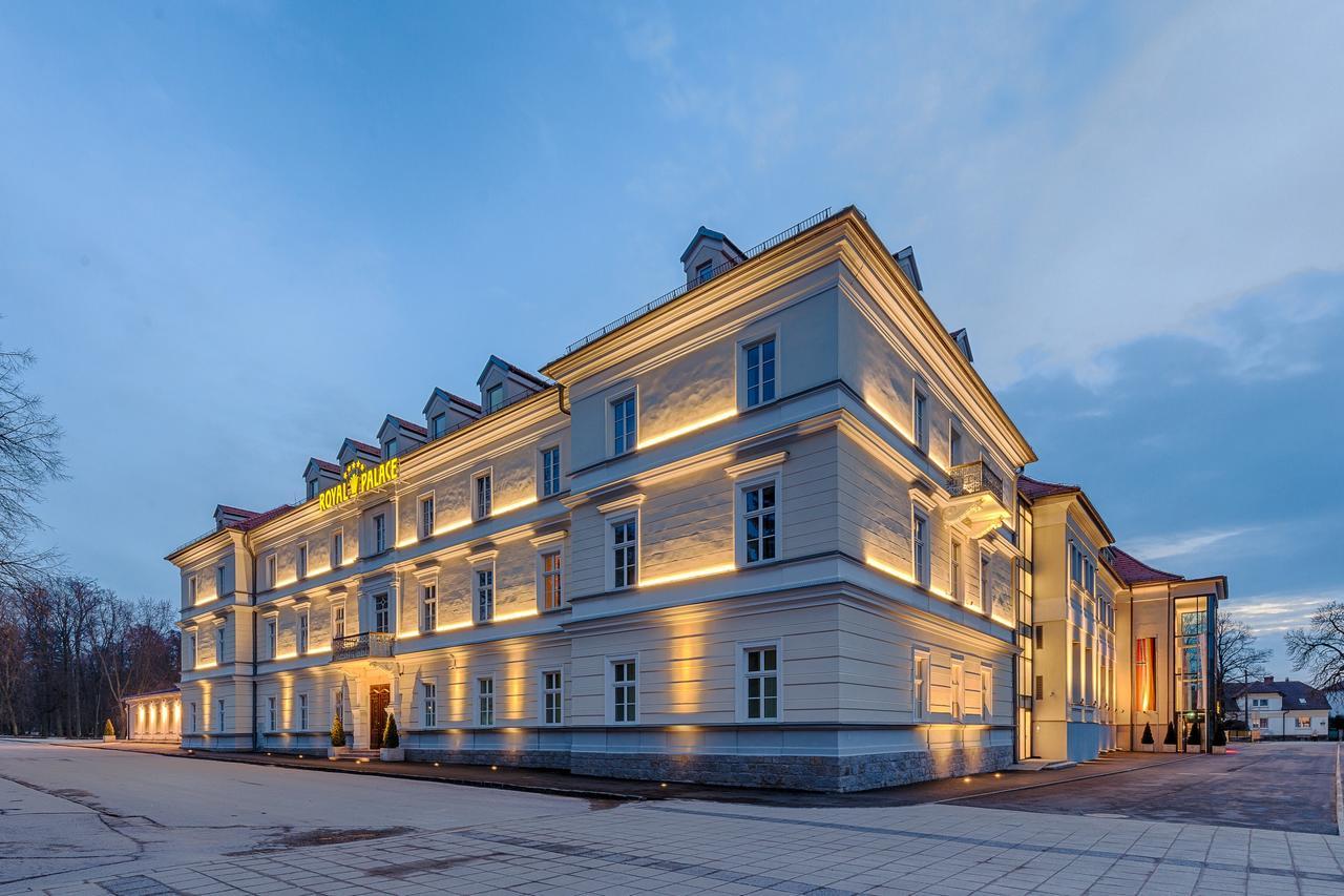 Royal Palace Турчьянске-Теплице Экстерьер фото